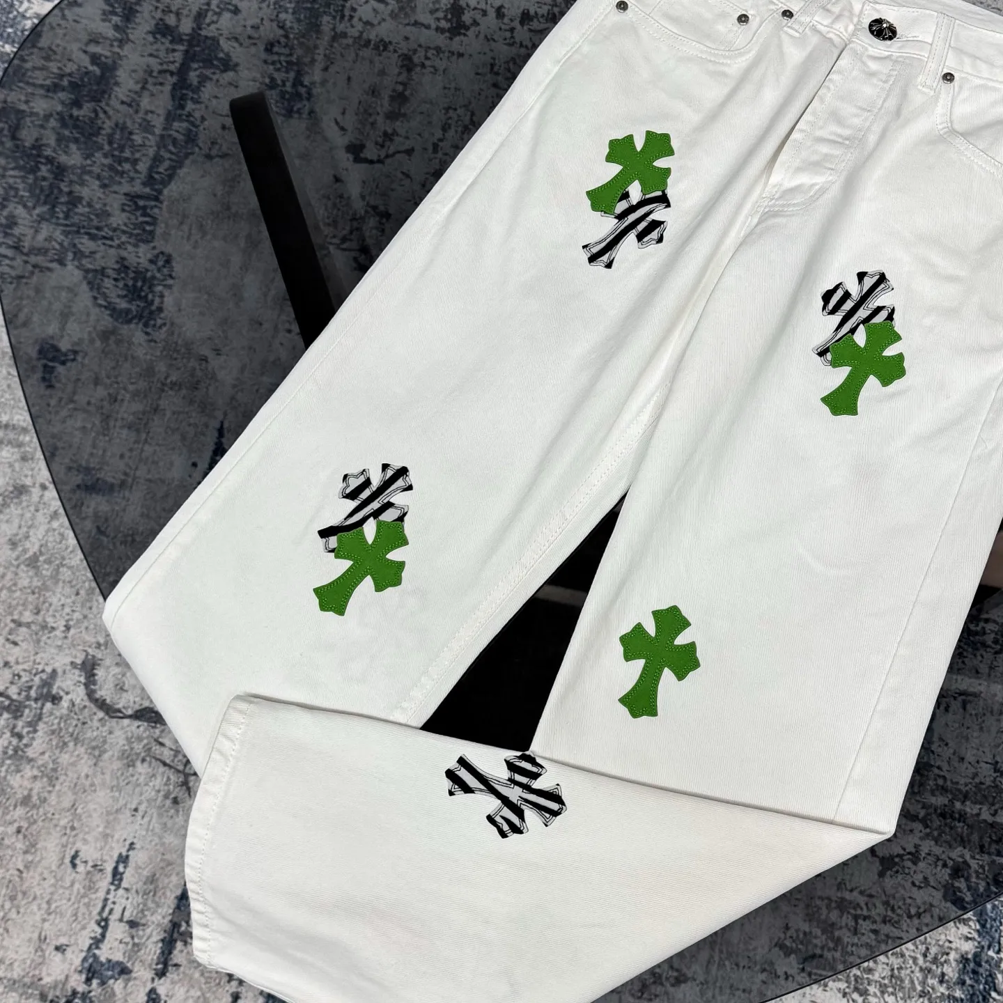 P250 Chrome Hearts CH Miami white and green limited edition cross patch leather jeans. Original purchased and printed. Really restores the ultimate texture of Vintage. Special Italian cowhide print and cut. Customized sheepskin three-layer thick line leather. The whole body is spliced in heavy water washing process. Craftsmen hand-splash ink. You can see the details. Three-dimensional cutting version. Loose and comfortable. Not picky on the figure. Makes you taller and slimmer. Factory Seiko. Original quality control. Same style for men and women. Can be matched with couples. Versatile recommendation. Necessary jeans for all seasons Color: white and green Size: S-XL (corresponding to 28-34)